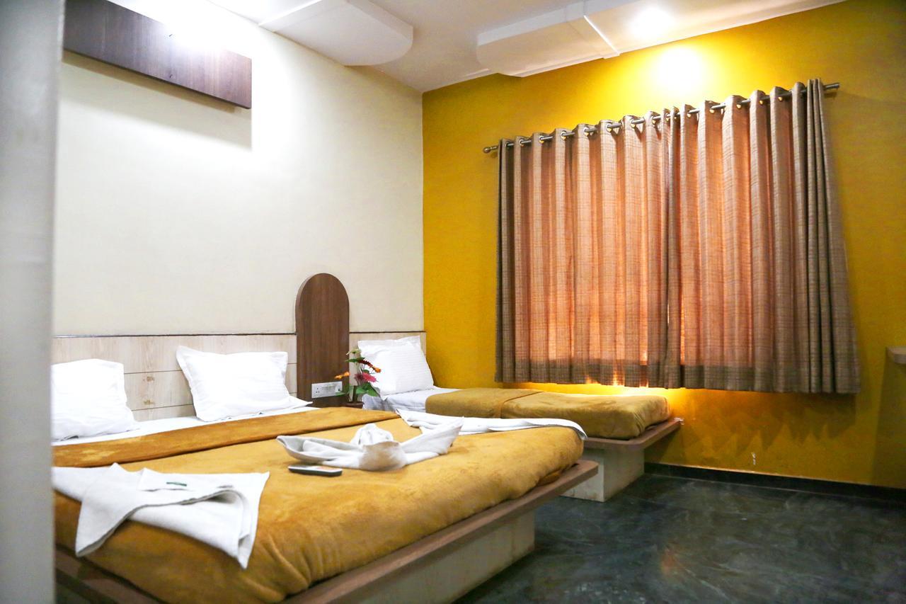 Hotel Three G Shirdi Ngoại thất bức ảnh